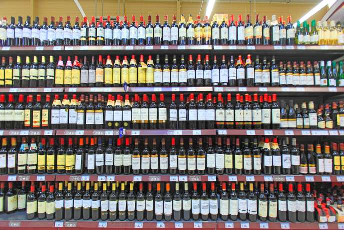 Le rayon vin d'un supermarché français.